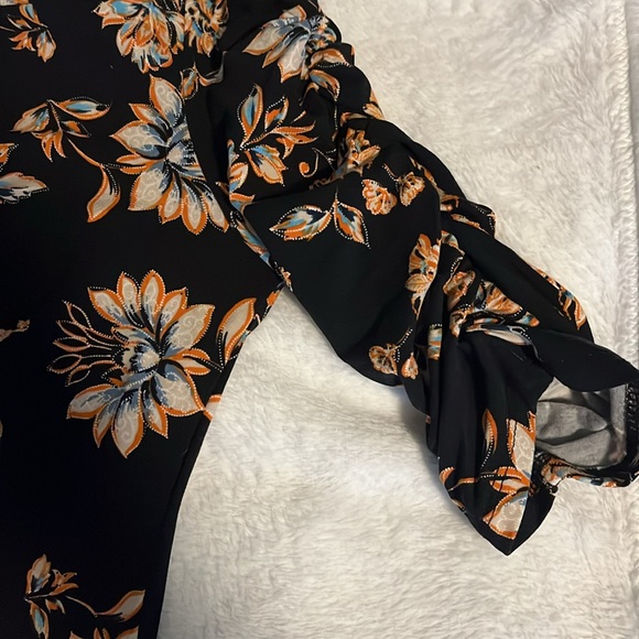 Black floral print GUESS crop top never worn without tags crop top! - Picture 4 of 5